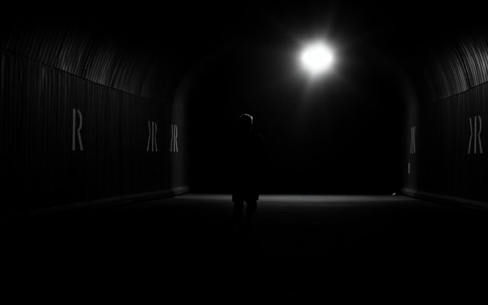 Silhouette di un atleta nel tunnel di ingresso, fotografia monocromatica